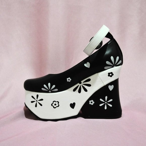 LaModa HUGE CHUNKY Platform Heels (Size 6) - Picture 3 of 6